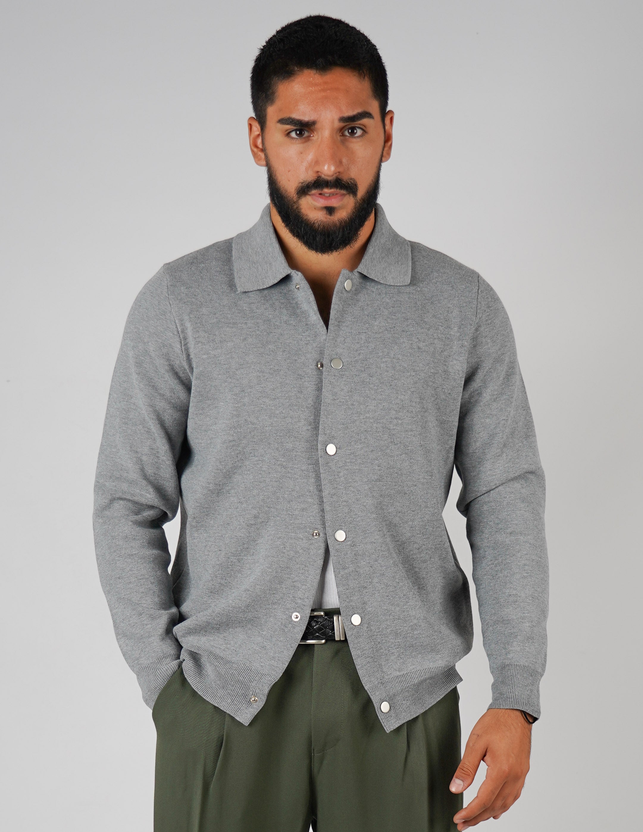 Cardigan con bottone automatico
