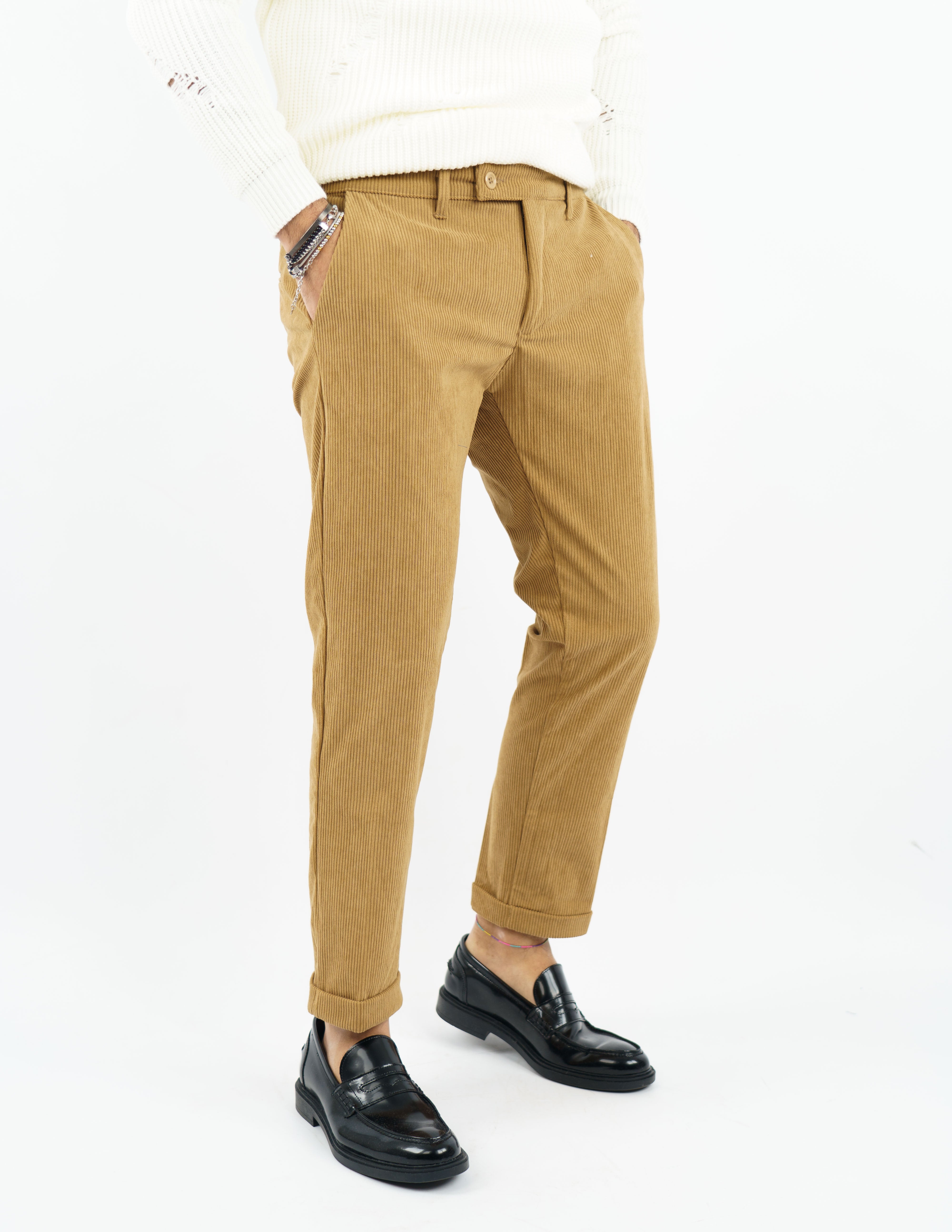 Pantalone in velluto con abbottonatura allungata