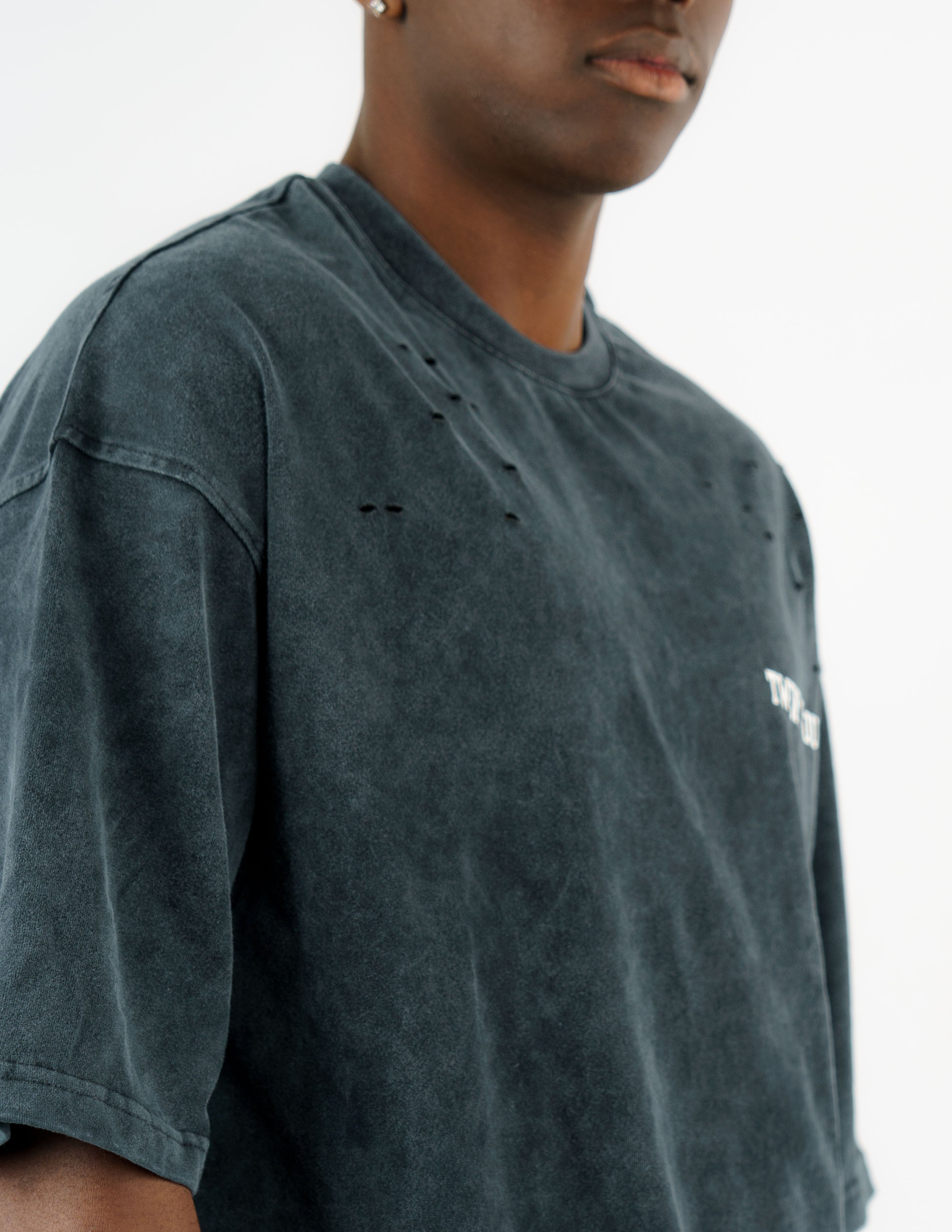 t-shirt slavata con stampa e rotture