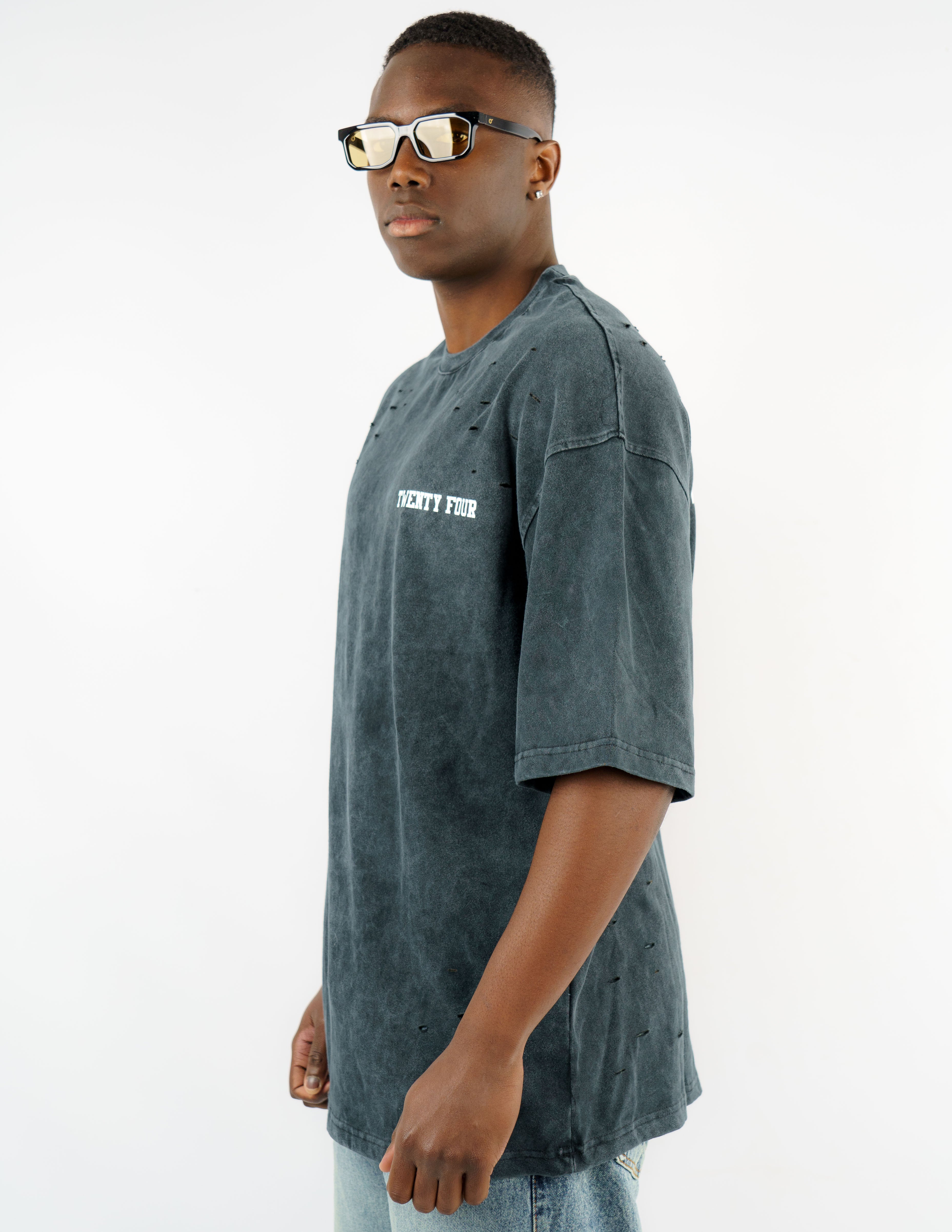 t-shirt slavata con stampa e rotture