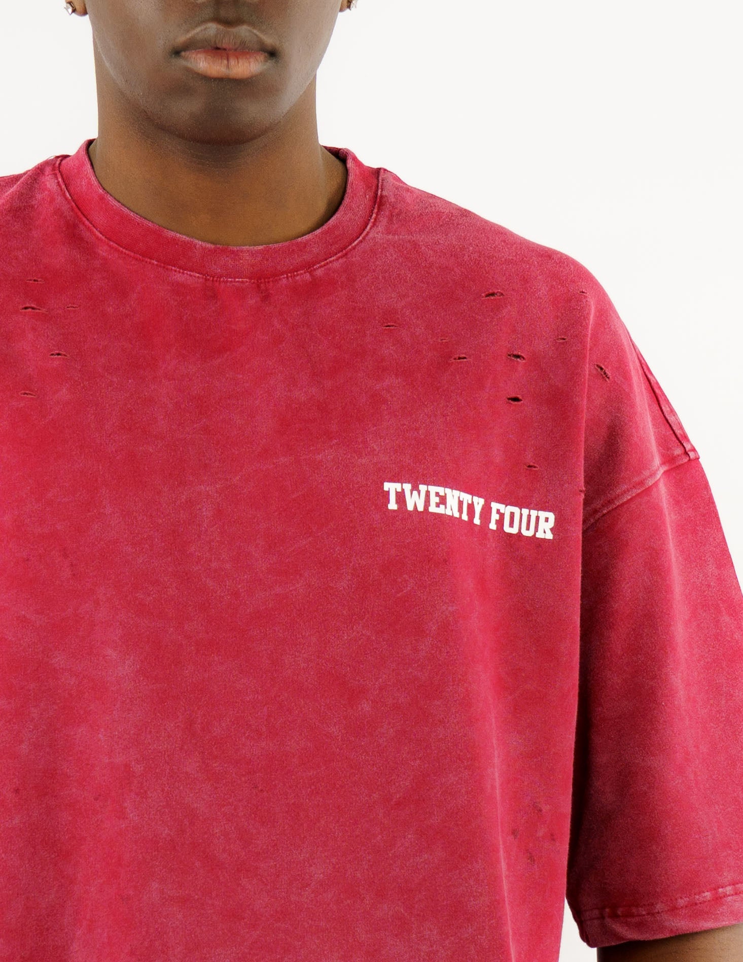 t-shirt slavata con stampa e rotture