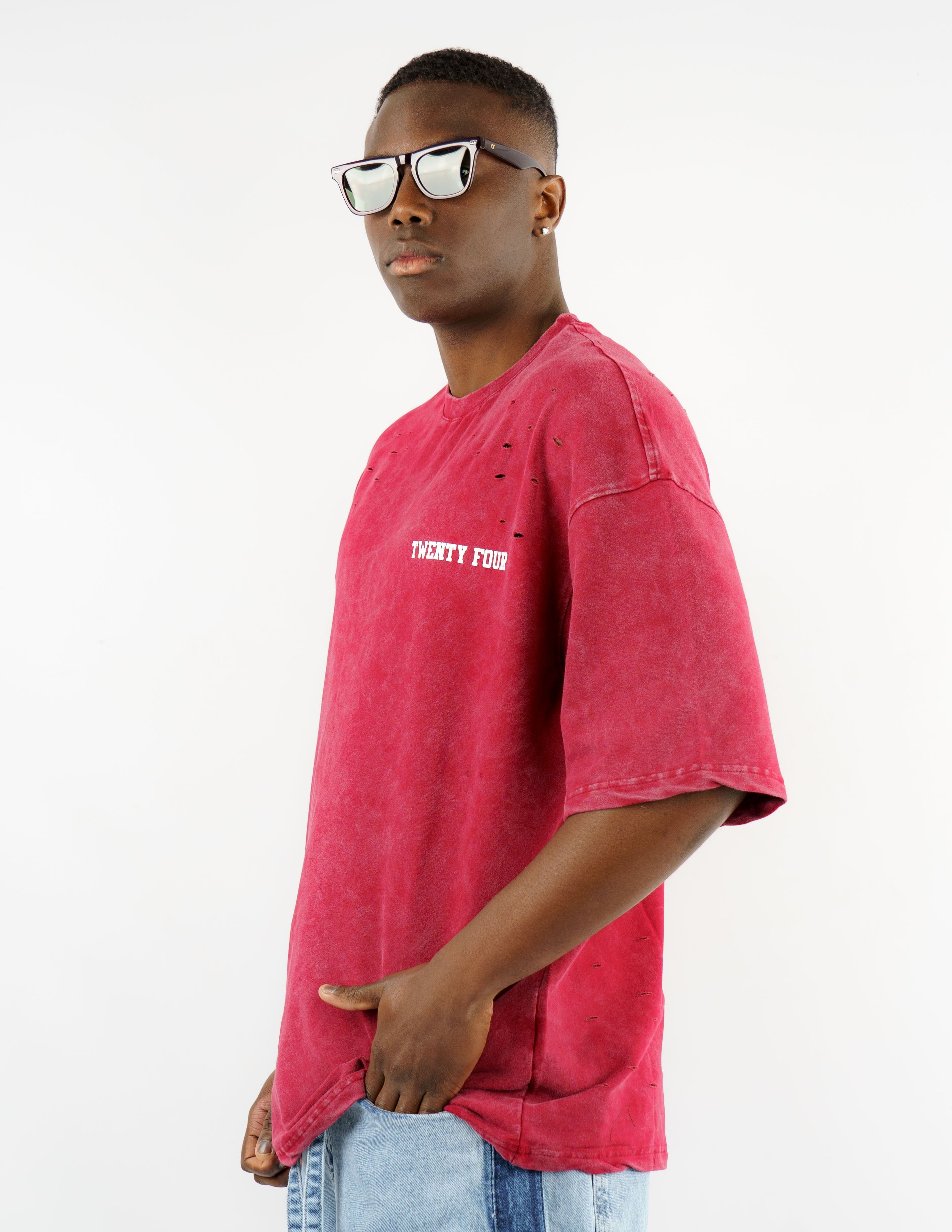 t-shirt slavata con stampa e rotture