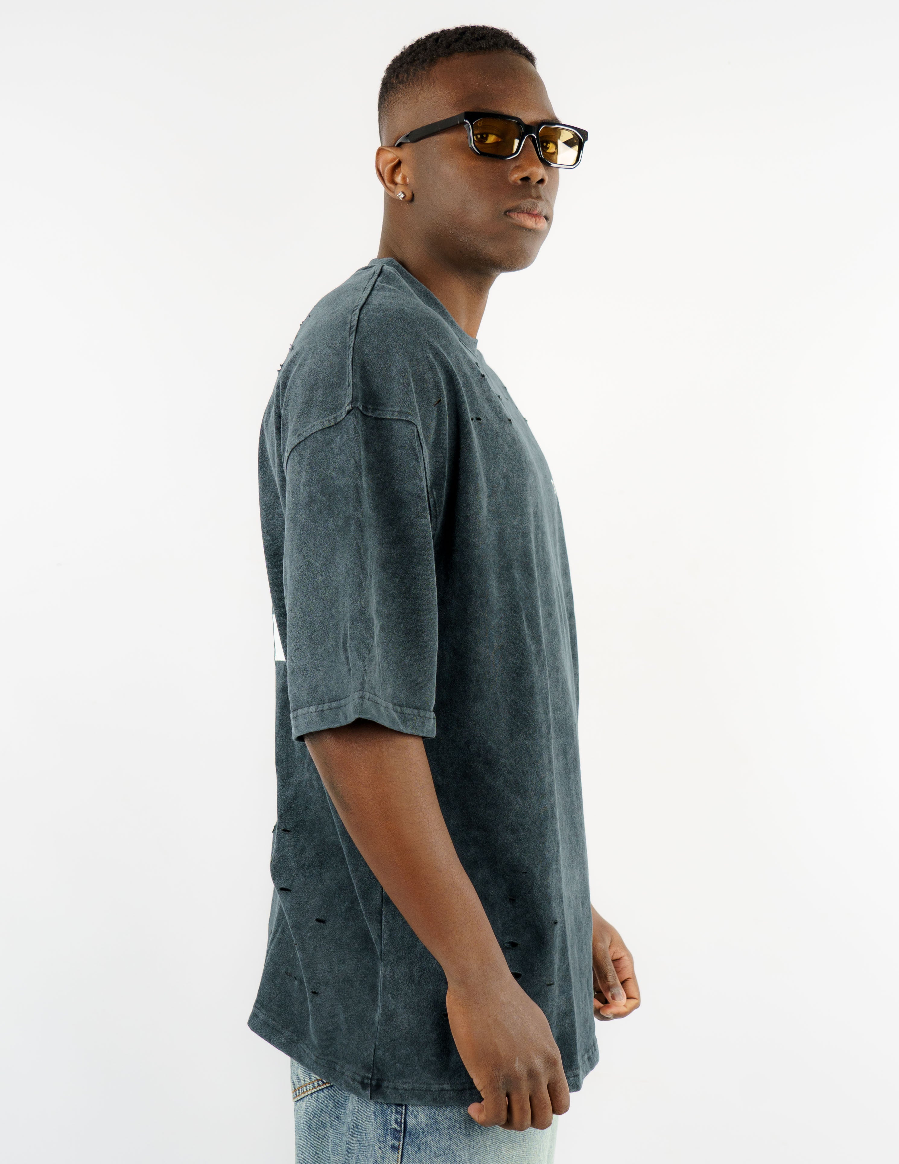 t-shirt slavata con stampa e rotture