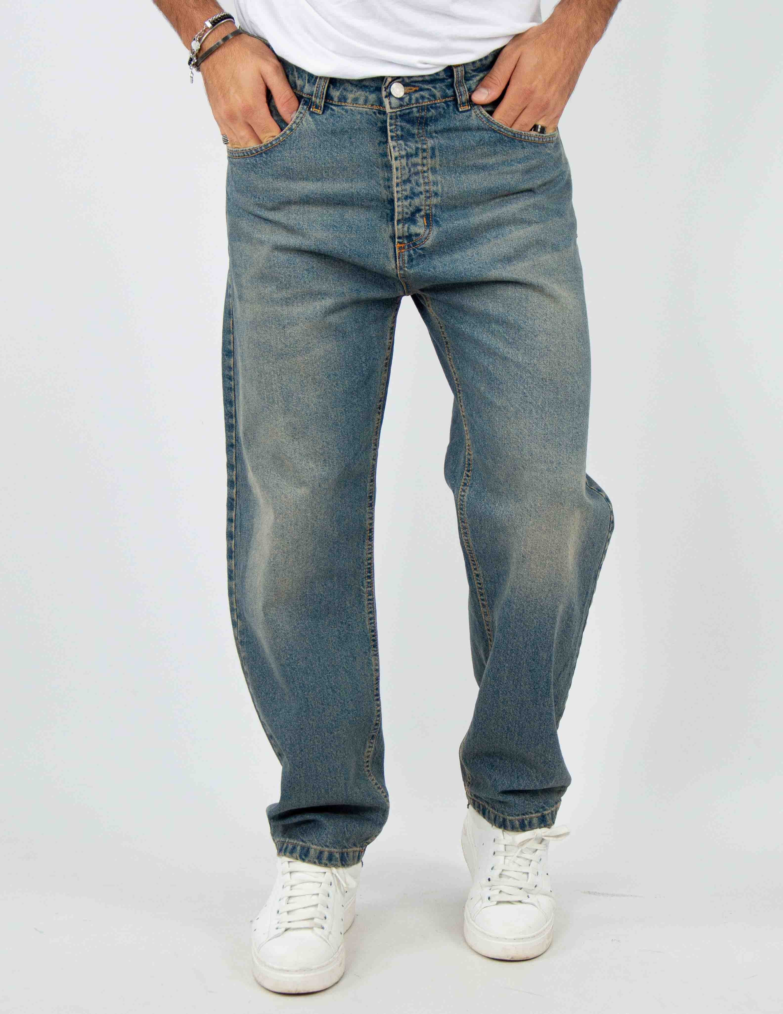 jeans uomo dalla vestibilita lunga