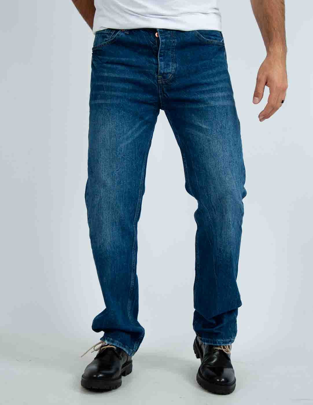 jeans uomo dalla vestibilita lunga